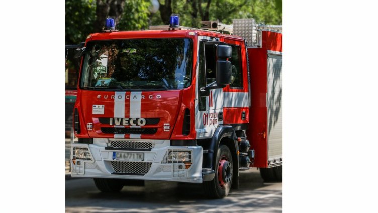 Пожар изпепели заведение и 2 магазина в Бургас