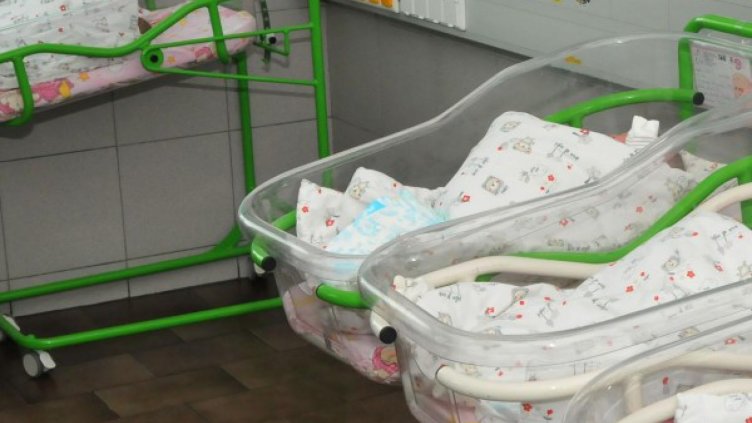 Мазилка се откърти, падна до новородено и майка му