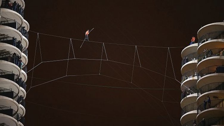 Акробатът Ник Валенда премина по въже със завързани очи между два небостъргача