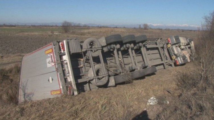 Шофьор на тир загина на място в тежко ПТП