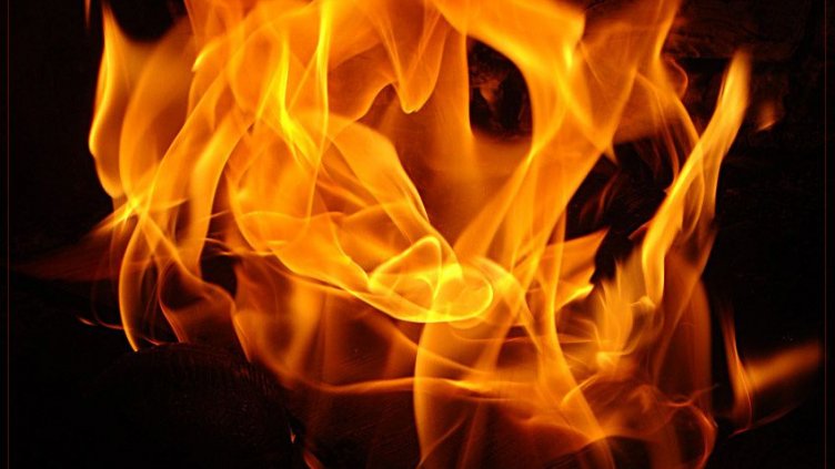 Кладат огън в коридор на жилище във Варна, запалиха го