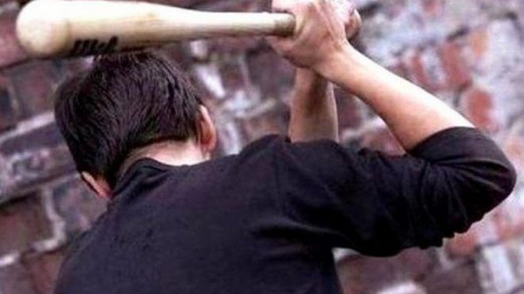 Маскирани с бухалки пребиха собственик на автокъща