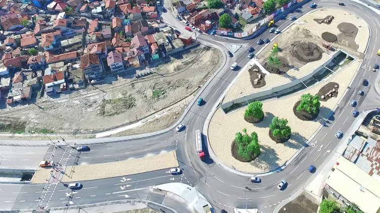 Пак пресичаме кръговото край "Максуда" с бутон