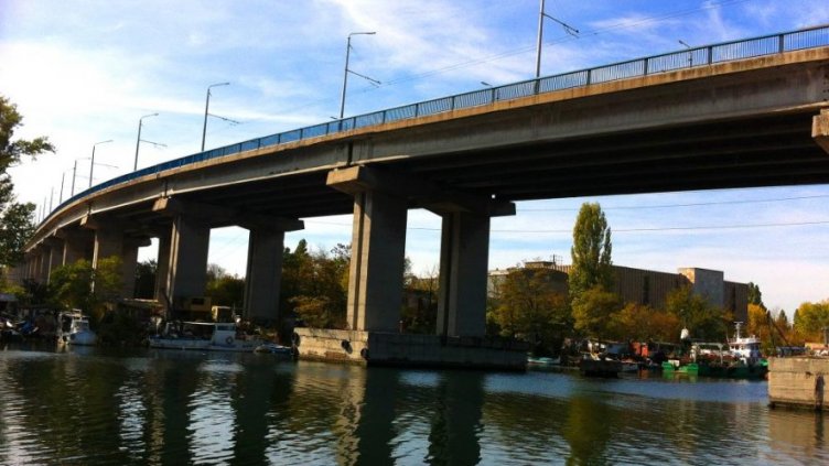 На шофьор му прилоша на Аспаруховия мост, случайни хора му се притекоха на помощ