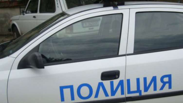 Полицията задържа трима българи за трафик на хора