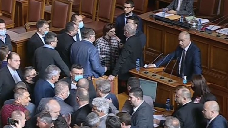 Екшън в парламента заради ареста на Борисов