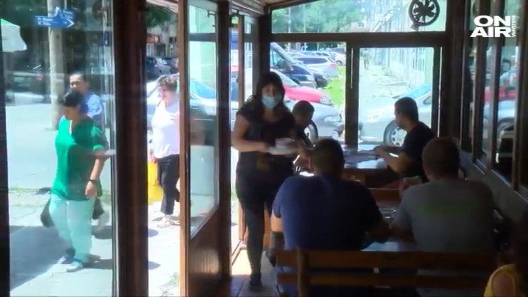 Да се легализират бакшишите на сервитьорите, да им се плаща ли ДДС?