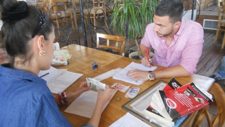 Данъчни иззеха оборота на голямо крайбрежно заведение в Бургас