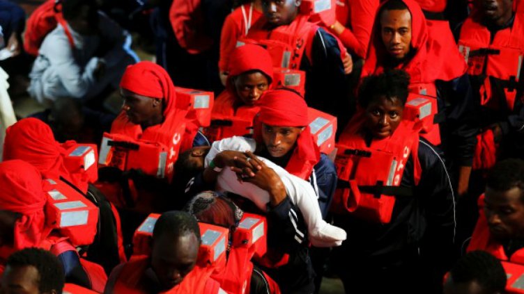 Спасители намериха 11 мъртви мигранти в гумена лодка 