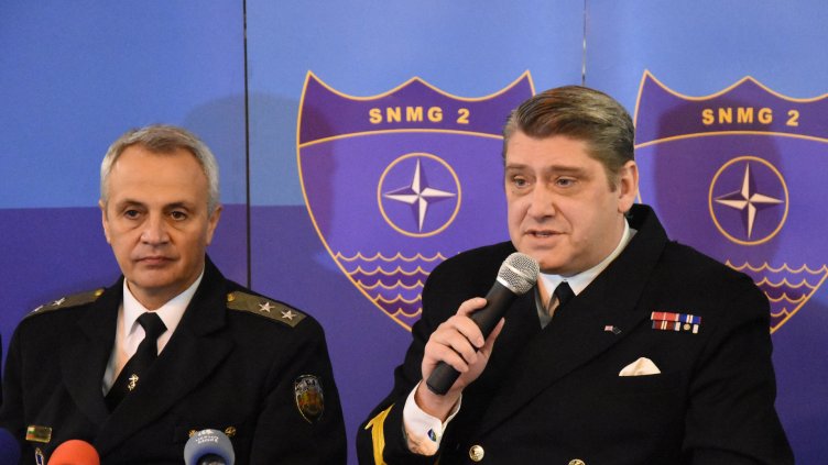 КОМАНДИРЪТ НА ВОЕННОМОРСКИТЕ СИЛИ КОНТРААДМИРАЛ МИТКО ПЕТЕВ (вляво) и комодор Майкъл Ътли от Кралските военноморски сили, командир на Втора постоянна военноморска група патрулни кораби на НАТО.