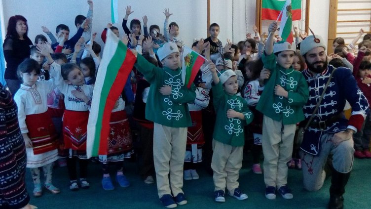 ДЕЦАТА БЯХА МНОГО развълнувани от посещението на актьора, изпълнявал ролите на Христо Ботев и Захари Стоянов. 