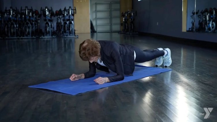 Здрав дух, здраво тяло: 100-годишна жена се задържа в планк 3 минути