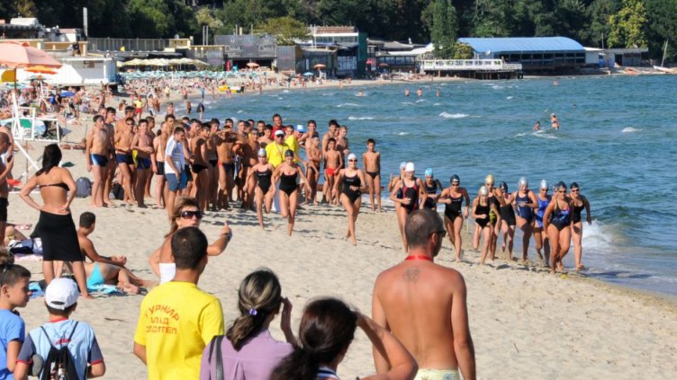 56 младежи преминаха успешно първите за годината курсове по водно спасяване