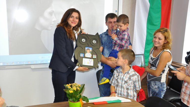 Денислава Ангелова дари инсулинови помпи на 4 семейства на деца диабетици.