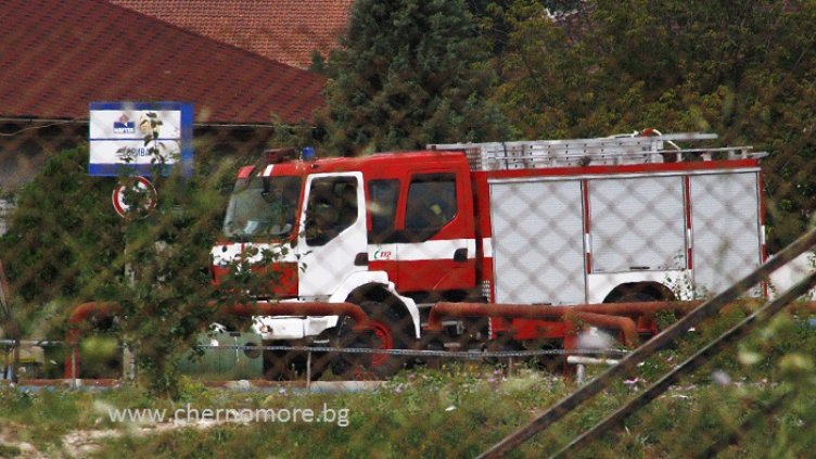 Пет пожарни гасиха пламъци в базата на „Петрол“