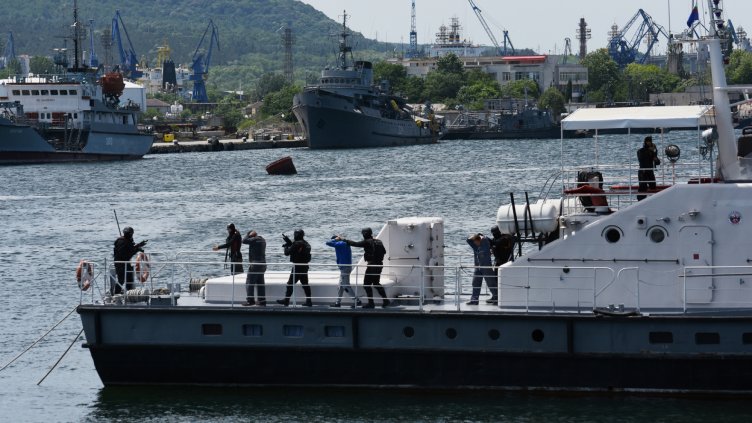 Обезвредиха терористи, завладели кораб на Морска гара във Варна