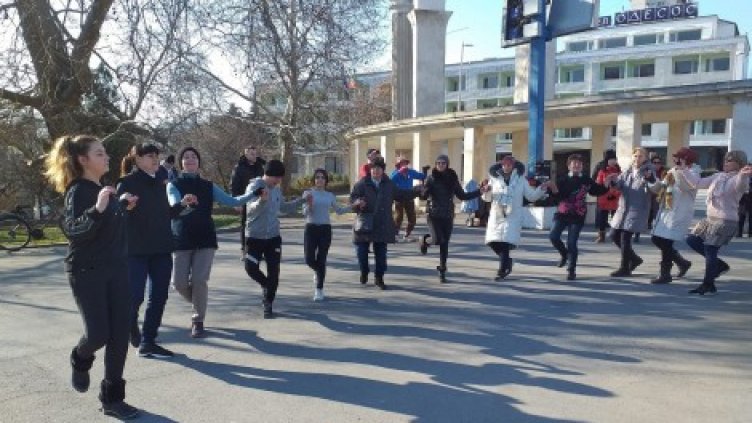 Благотворително хоро се изви на входа на Морската градина във Варна