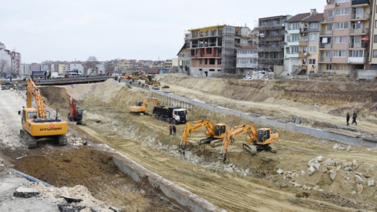 Ограничиха движението по локалните платна на бул. &bdquo;Васил Левски&ldquo;