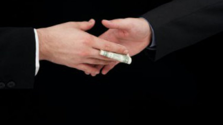 Служител на Агенцията по храните спипан с подкуп