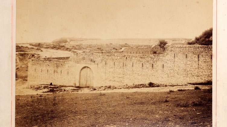 КРЕПОСТ В КАДЪР - БАБА ТАБИЯ. Част от системата от укрепления (табии) на крепостта “Варна”, построена през 1834 г. Съгласно клауза от Берлинския договор крепостните стени са разрушени след Освобождението.