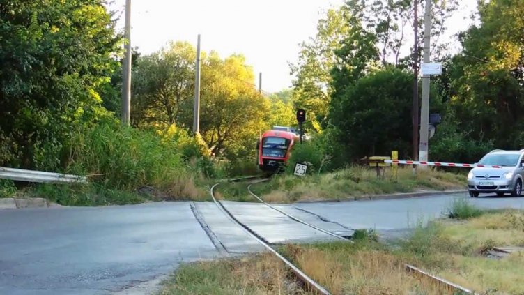 Лек автомобил се удари във влак на прелез