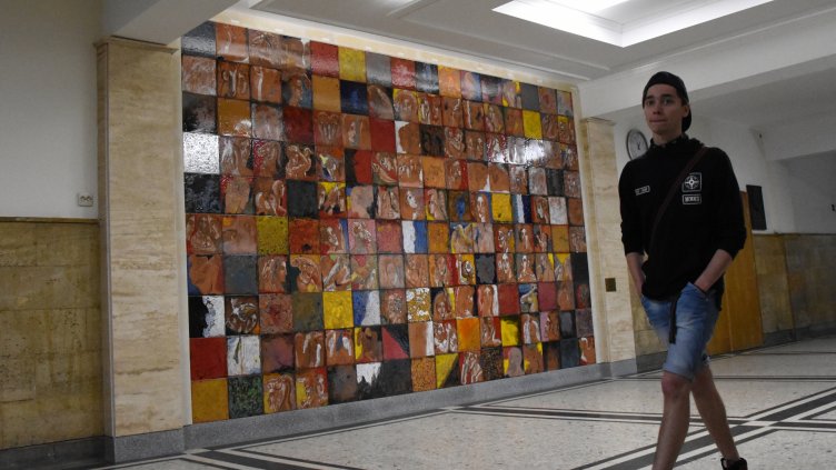 Керамично пано украси Студентската улица на Икономическия университет