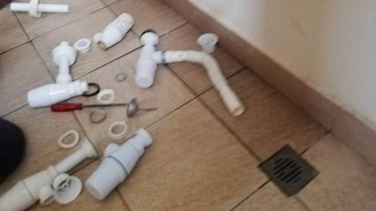 Издирват деца, изпотрошили тоалетните на парка във "Възраджане" (СНИМКИ)