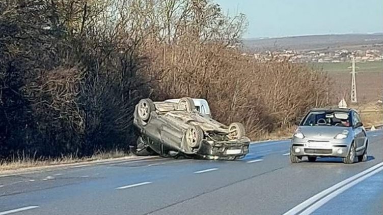 Варненска "Шкода Октавия" се удари в  "Дачия Дъстър" при изпреварване на пътя Шумен - Разград