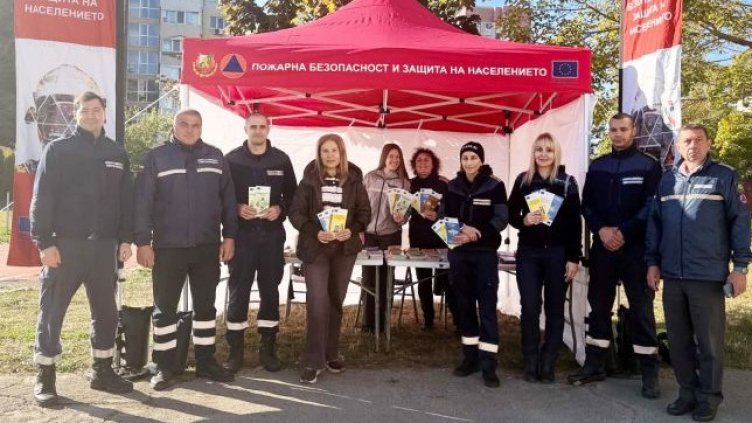 Пожарникари показват на ученици във Варна как да реагират при бедствия