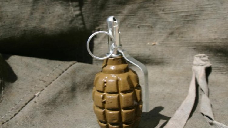 Откриха ръчна граната в двора на болница