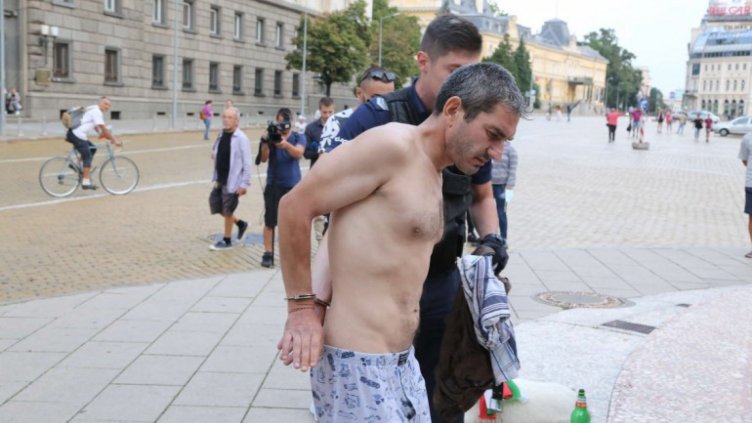 Сдружение иска глоба за "Отровното трио", осквернили парламента - паметник на културата