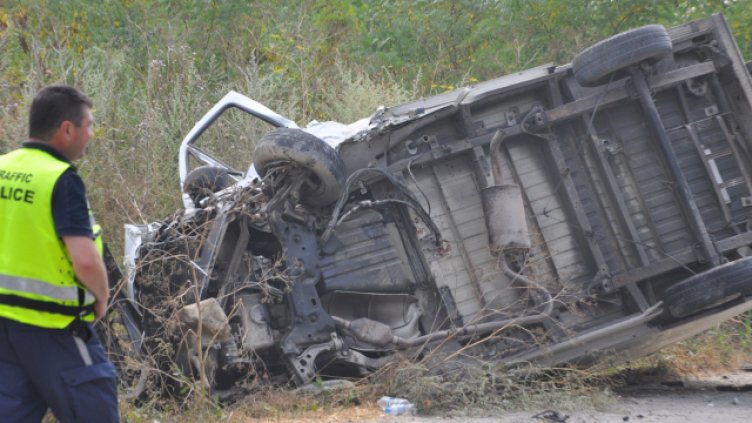 Микробус се обърна върху паркирани коли след ПТП в центъра на Варна