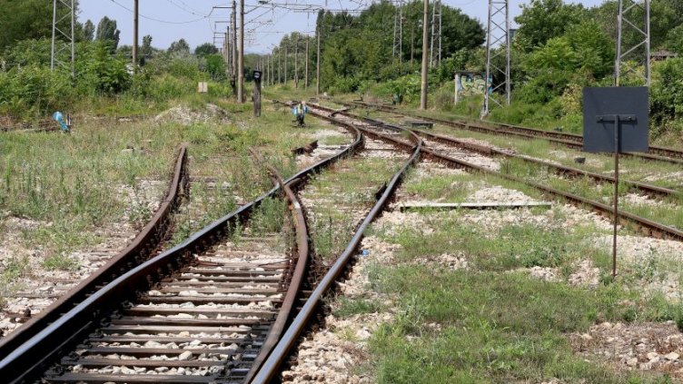 Влак прегази двама железопътни работници