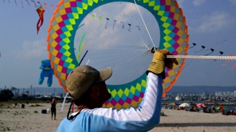 Хвърчила отново изпъстрят небето над Аспаруховския плаж