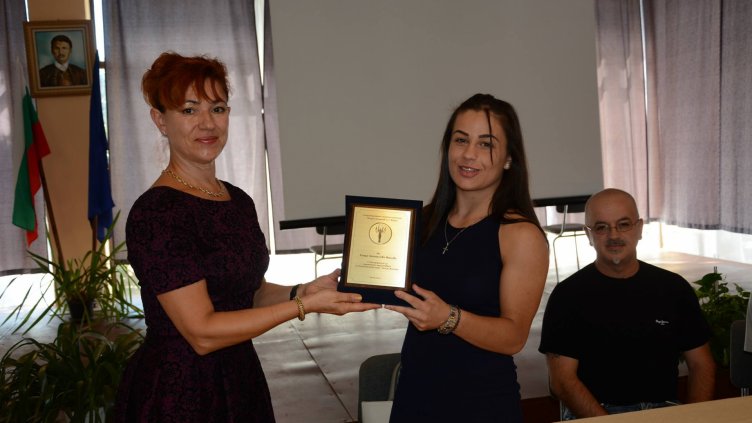 Елица Янкова получи плакет от Спортното училище във Варна (СНИМКИ)