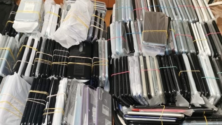 Спипаха контрабандни смартфони, укрити по телата и в багажа на трима пътници