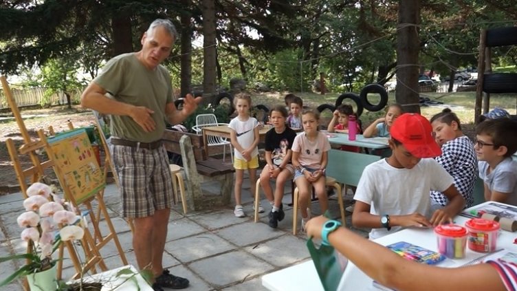 Деца рисуват фантастични и истински орхидеи с Орхидееното общество