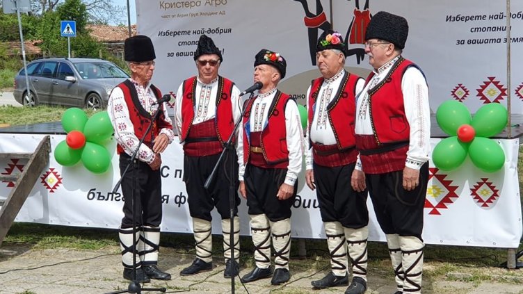 Варненски читалища закупиха носии за съставите си с евросредства