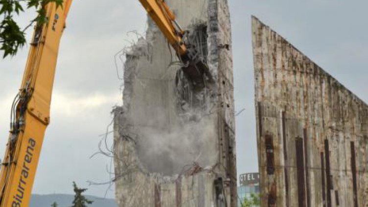 Започна събарянето на бетонната част на паметника на НДК