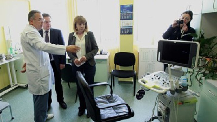 Майки гледат през телефон бебетата си в родилното