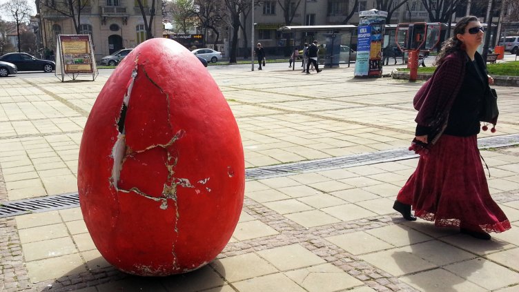 Счупиха огромното великденското яйце пред сградата на Oбщината