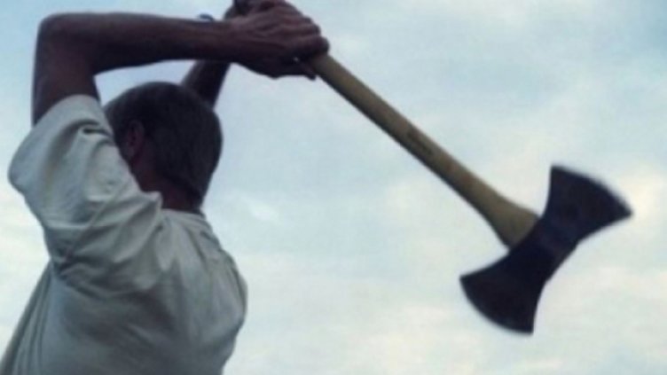 Мъж опита да убие брат си с брадва