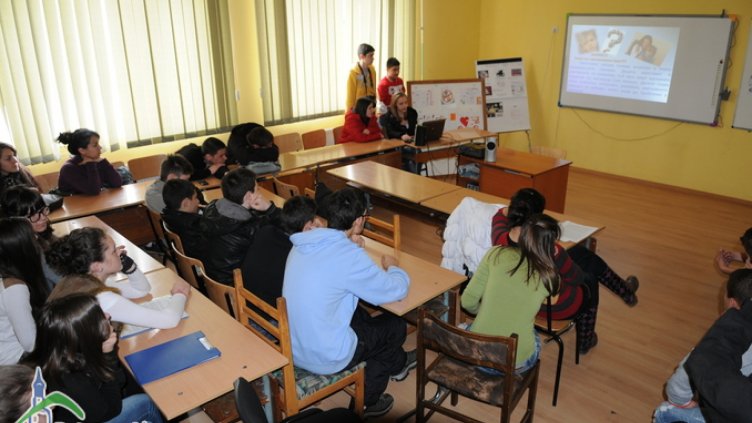 Ученици от столично школо гласуват на референдум днес