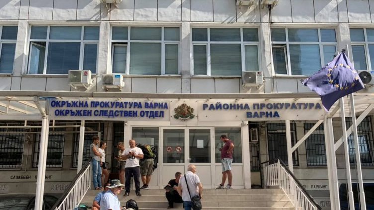 Рецидивист, обвинен в пореден грабеж, продължава да търка наровете във варненския арест