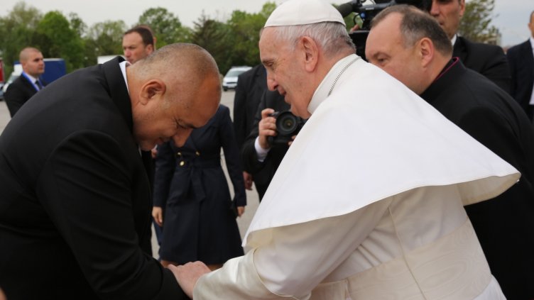 Посрещането на папа Франциск: Премиерът го приветства в България