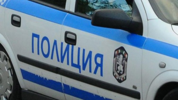 Мъж нападна полицай, искал му документите