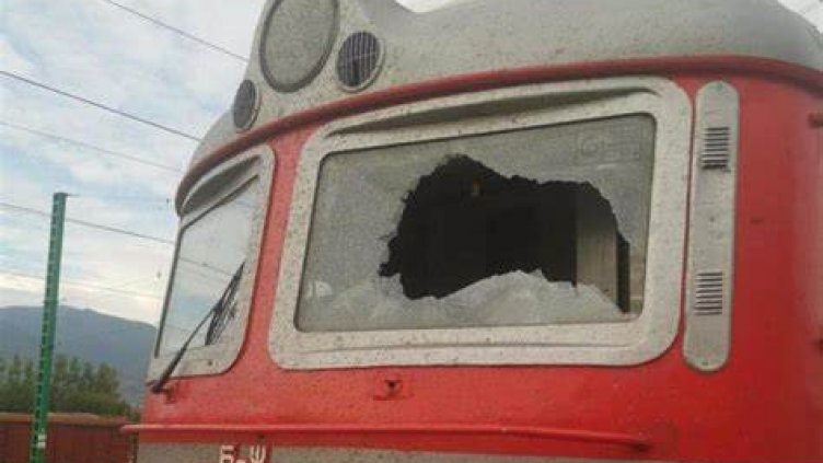 Бомбардираха с камъни влак край Провадия