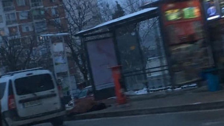 Човек лежи покрит на автобусна спирка във Варна