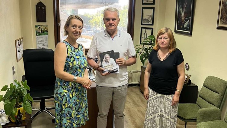 Румен Петков дари книги на библиотеката във Варна