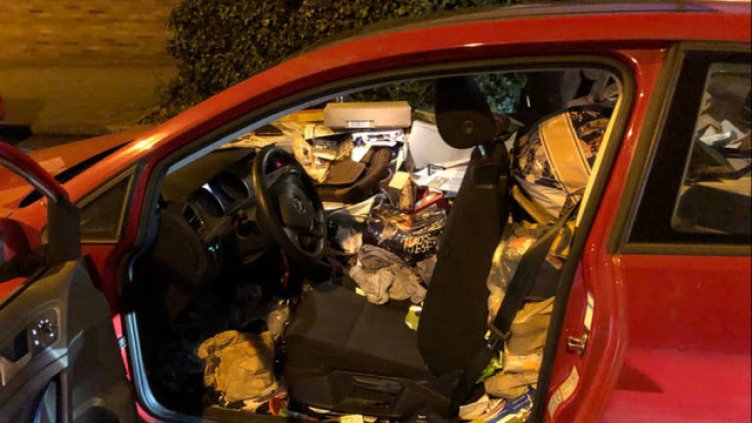 Катаджии спират шофьор в супер странна поза! Колата му - кош за боклуци